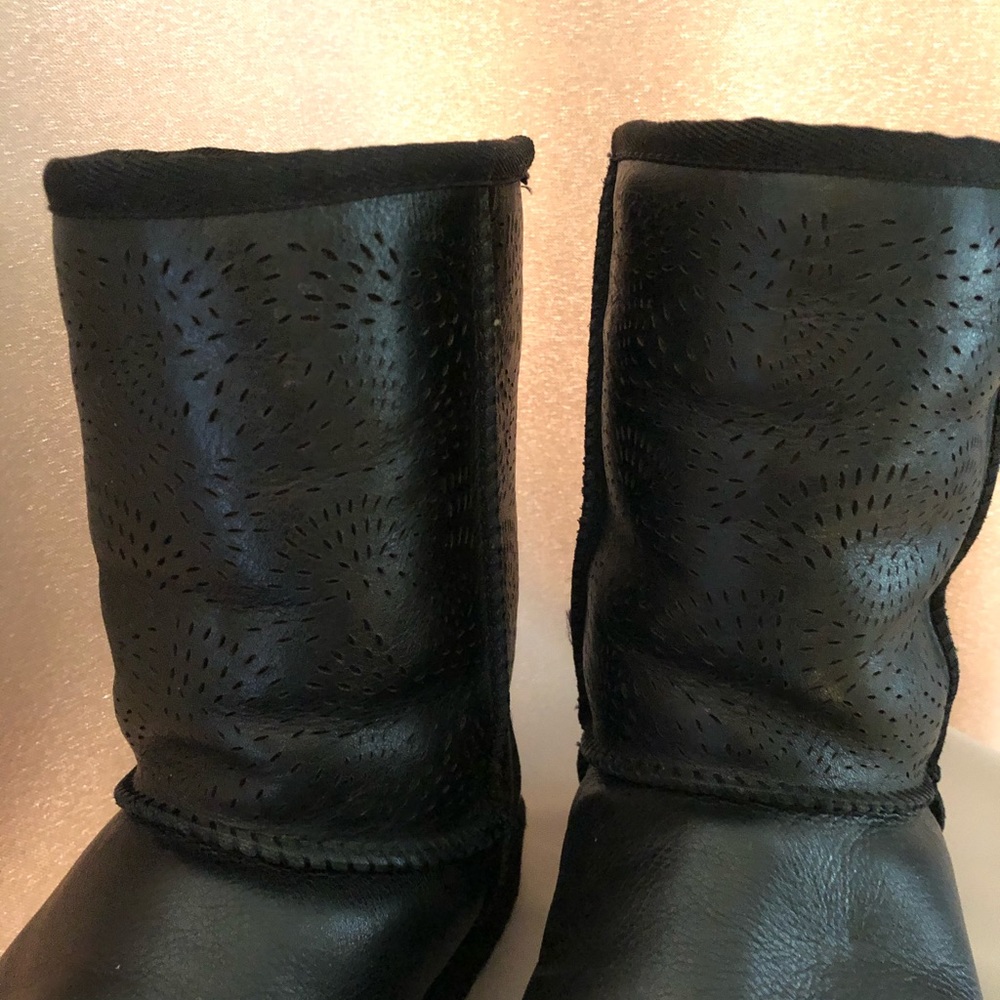 FLASH SALE NOW OR NEVER 🔥 UGG Black Leather Laser Cut Boots Shearling🔥 - Picture 3 of 8